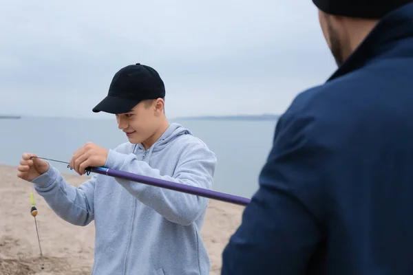 Padre Hijo Pescando Juntos Río —  Fotos de Stock