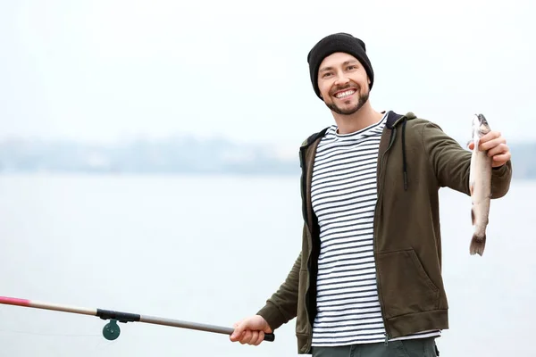 Homme Heureux Avec Des Poissons Capturés Sur Rive Rivière — Photo