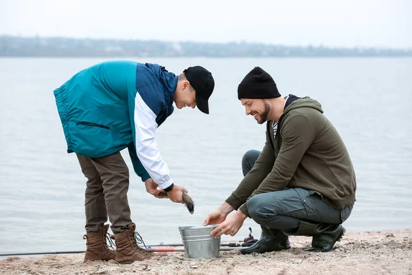 Glücklicher Vater Und Sohn Mit Gefangenem Fisch Ufer — Stockfoto