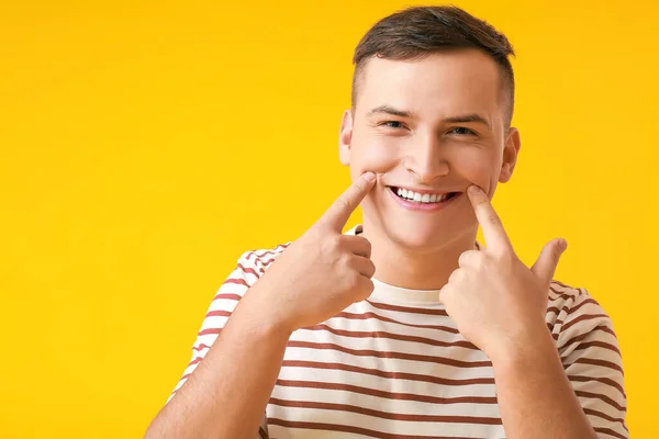 Young Man Showing His Teeth Color Background — Foto de Stock