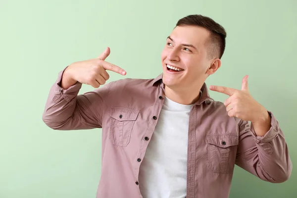 Jovem Com Dentes Saudáveis Fundo Cor — Fotografia de Stock