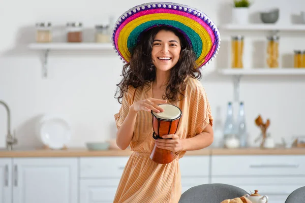 Jonge Vrouw Sombrero Hoed Met Tam Tam Thuis — Stockfoto