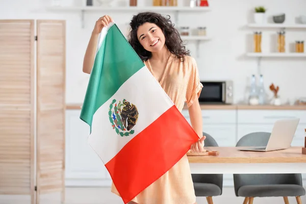 Jovem Mulher Bonita Com Bandeira Mexicana Casa — Fotografia de Stock