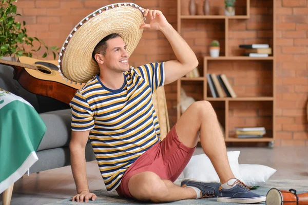 一个戴着墨西哥国旗的英俊男人在家里 — 图库照片