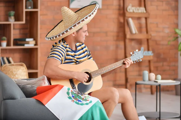 Bonito Homem Chapéu Sombrero Tocando Guitarra Casa — Fotografia de Stock