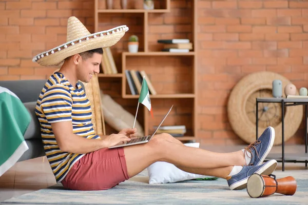 Bonito Homem Chapéu Sombrero Usando Laptop Casa — Fotografia de Stock