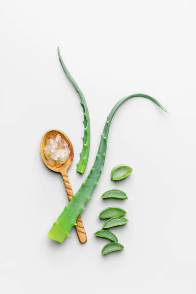 Cucchiaio Con Aloe Taglio Fresco Sfondo Chiaro — Foto Stock
