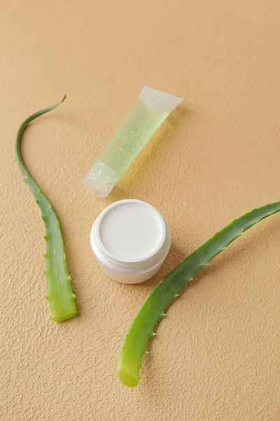 Produk Kosmetik Dengan Daun Aloe Pada Latar Belakang Warna — Stok Foto