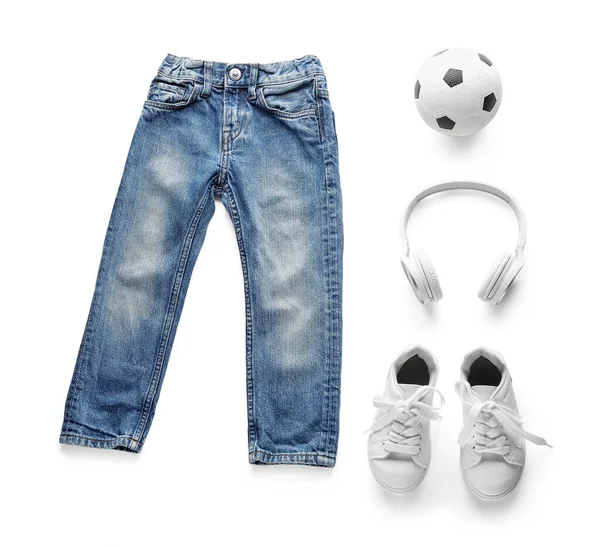 Kinderkleidung Schuhe Ball Und Kopfhörer Auf Weißem Hintergrund — Stockfoto