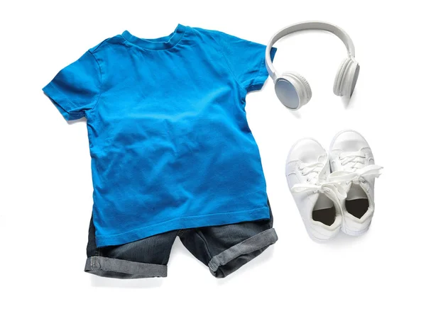 Kinderkleidung Und Kopfhörer Auf Weißem Hintergrund — Stockfoto