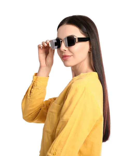 Schöne Junge Frau Mit Stylischer Sonnenbrille Auf Weißem Hintergrund — Stockfoto