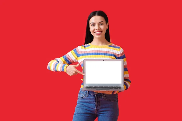 Hermosa Mujer Joven Con Ordenador Portátil Fondo Color —  Fotos de Stock