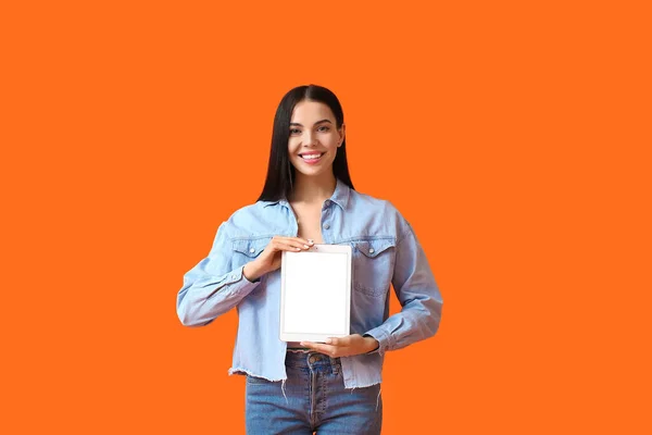 Junge Frau Mit Tablet Computer Auf Farbigem Hintergrund — Stockfoto