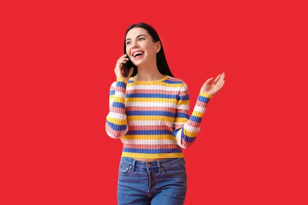 Mooie Jonge Vrouw Praten Telefoon Kleur Achtergrond — Stockfoto