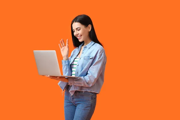 Junge Frau Mit Laptop Auf Farbigem Hintergrund — Stockfoto