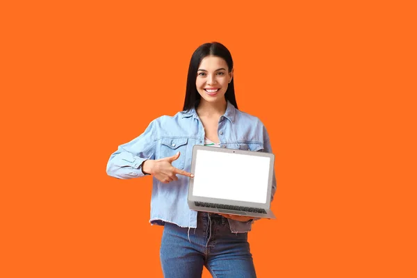 Young Woman Laptop Color Background — Stock Photo, Image