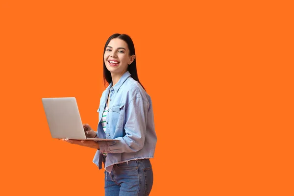 Junge Frau Mit Laptop Auf Farbigem Hintergrund — Stockfoto