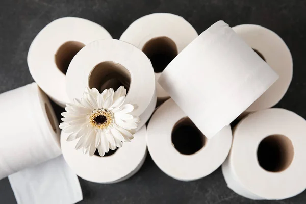 Рулони Туалетного Паперу Квітка Темному Тлі Крупним Планом — стокове фото