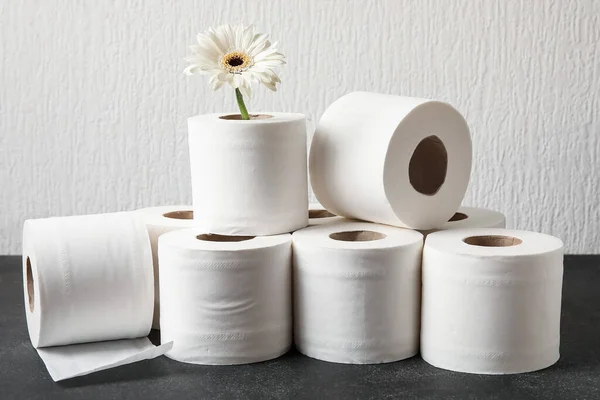 Rollen Toilettenpapier Und Blume Auf Hellem Hintergrund — Stockfoto