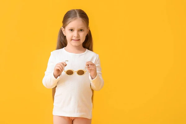 Χαριτωμένο Κοριτσάκι Κομψά Γυαλιά Ηλίου Στο Φόντο Χρώμα — Φωτογραφία Αρχείου