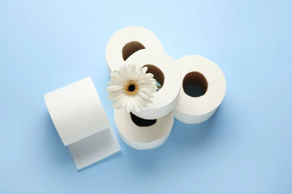 Рулони Туалетного Паперу Квітка Кольоровому Фоні — стокове фото