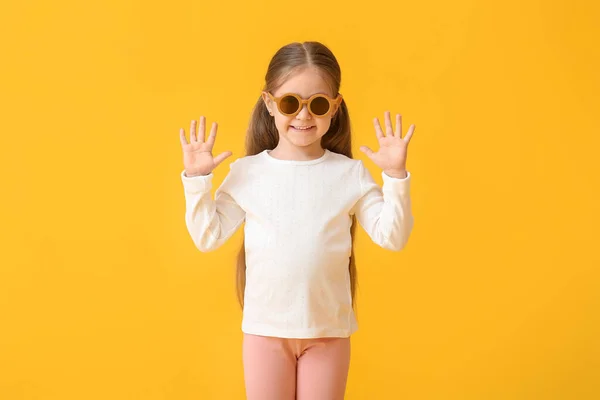 Renkli Güneş Gözlüğü Takan Sevimli Küçük Kız — Stok fotoğraf