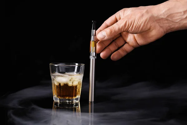 Mano Maschile Con Sigaretta Elettronica Bicchiere Whisky Sfondo Scuro — Foto Stock