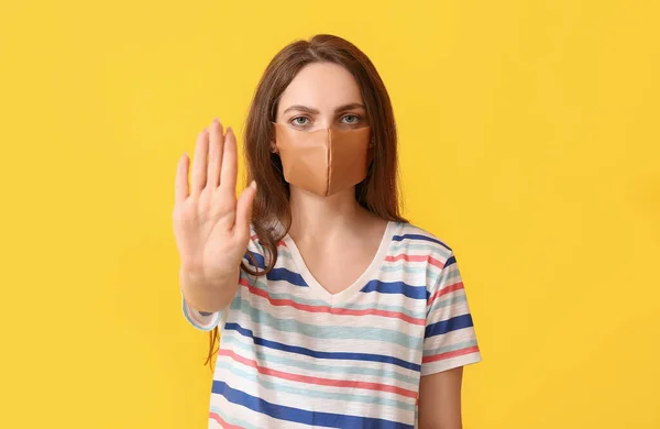 Mujer Joven Con Máscara Médica Mostrando Gesto Stop Fondo Color — Foto de Stock