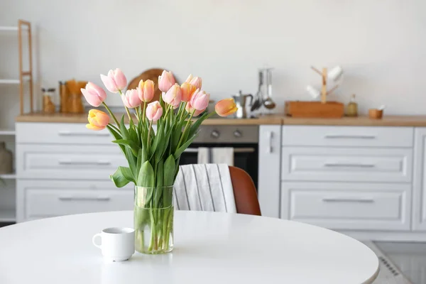 Ramo Hermosas Flores Tulipán Mesa Cocina — Foto de Stock