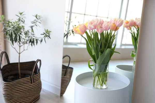 現代の部屋のテーブルの上に美しいチューリップの花の花束 — ストック写真