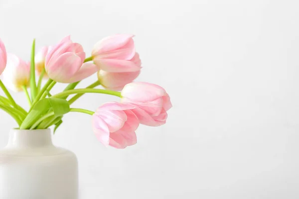 Açık Arkaplanda Güzel Lale Çiçekleri Olan Vazo — Stok fotoğraf