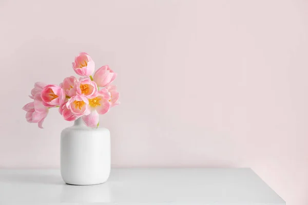 Jarrón Con Hermosas Flores Tulipán Mesa — Foto de Stock