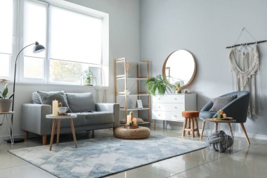 Modern oturma odasının iç mimarisi.