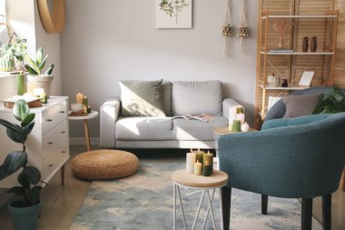 Modern oturma odasının iç mimarisi.