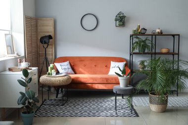 Modern oturma odasının iç mimarisi.