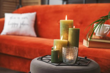 Şık oturma odasının iç kısmında mum yakmak, yakın çekim.