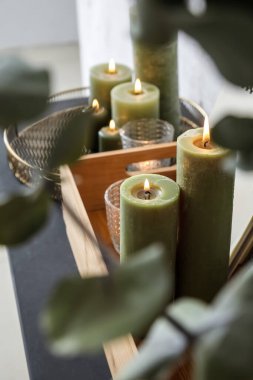 Şömine rafında yanan güzel mumlar, yakın plan.