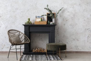 Modern oturma odası, şömine ve yanan mumlar.