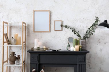 Modern oturma odası, şömine ve yanan mumlar.