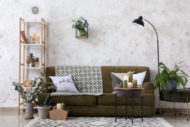 Oturma odasının içinde yanan mumlar.