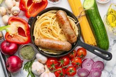 Pişmiş sosis ve makarnayla kızartma tavası