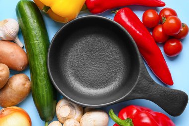 Renkli ürünleri olan temiz kızartma tavası