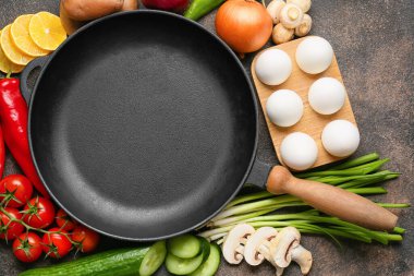 Koyu arkaplanda ürünleri olan temiz kızartma tavası