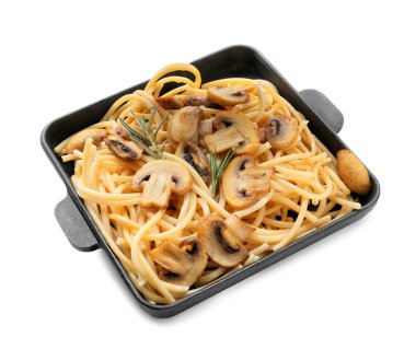 Pişmiş mantarlı tava ve beyaz arka planda makarna.