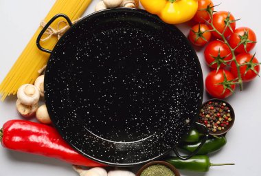 Hafif arka planda ürünleri olan temiz kızartma tavası