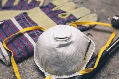 Grunge arka planında güvenlik ekipmanı