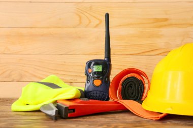 Ahşap arka planda güvenlik ekipmanları