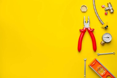 Tesisatçı malzemelerini renk arkaplanına yerleştir