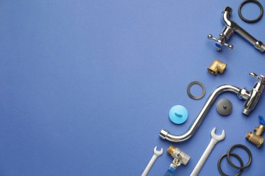 Tesisatçı malzemelerini renk arkaplanına yerleştir