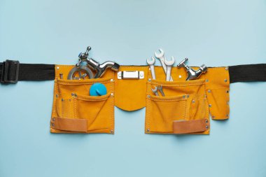 Renk arkaplanında tesisatçı malzemesi olan araç kemeri